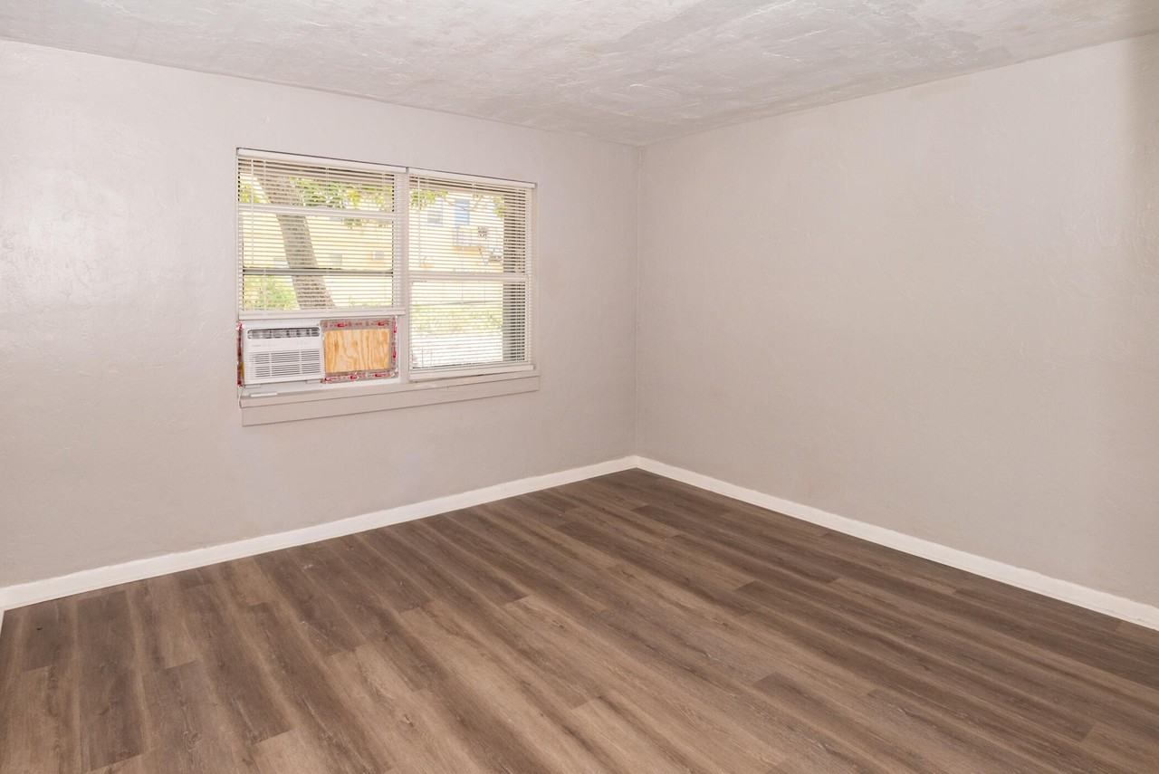 1009 9th St Apt 4 - Photo 3 of 9