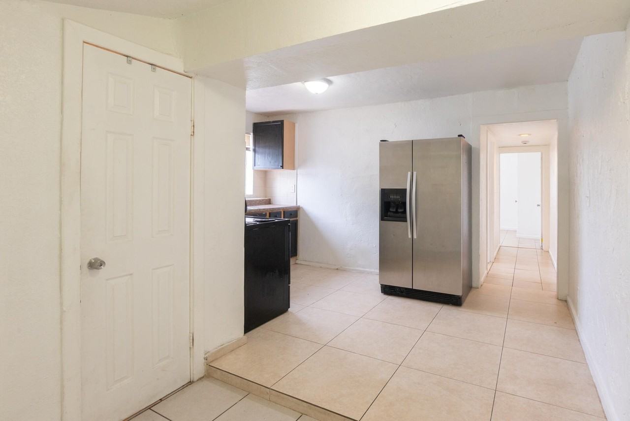 1104 22nd St Apt C - Photo 4 of 16