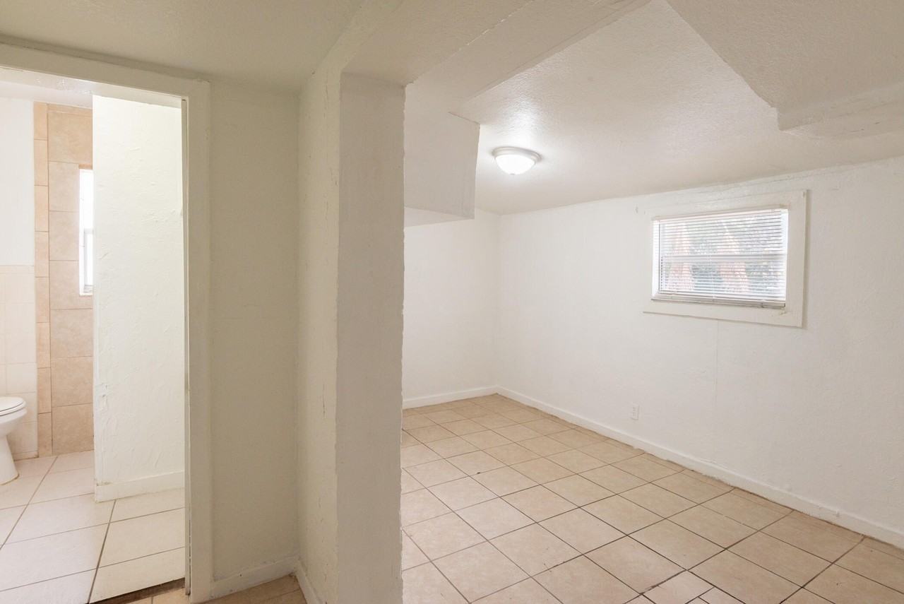 1104 22nd St Apt C - Photo 7 of 16