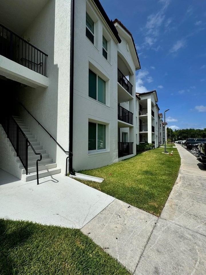 803 Villa Cir Unit 803 - Photo 2 of 13