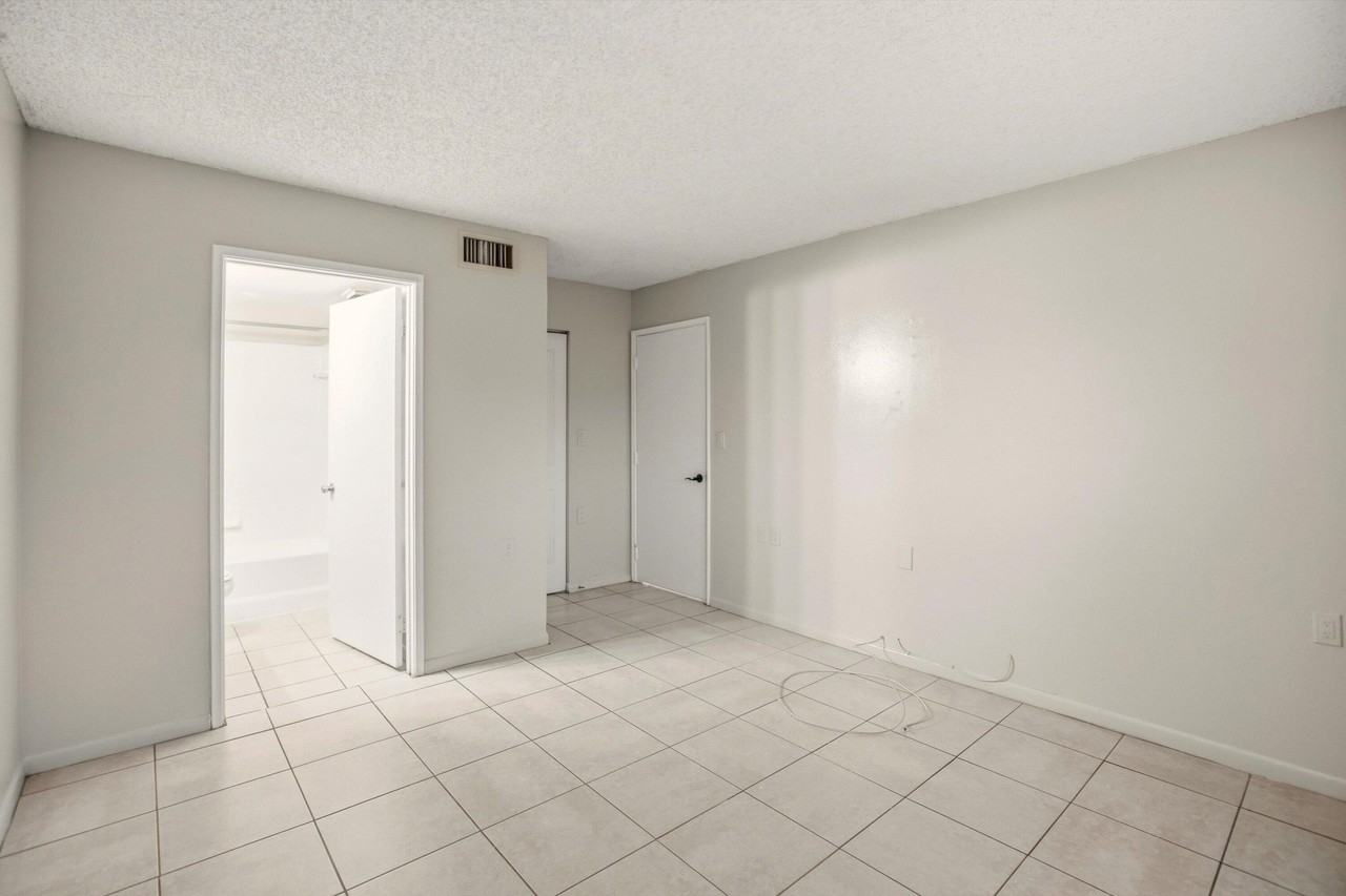 959 Lake Terry Dr Apt B - Photo 3 of 24