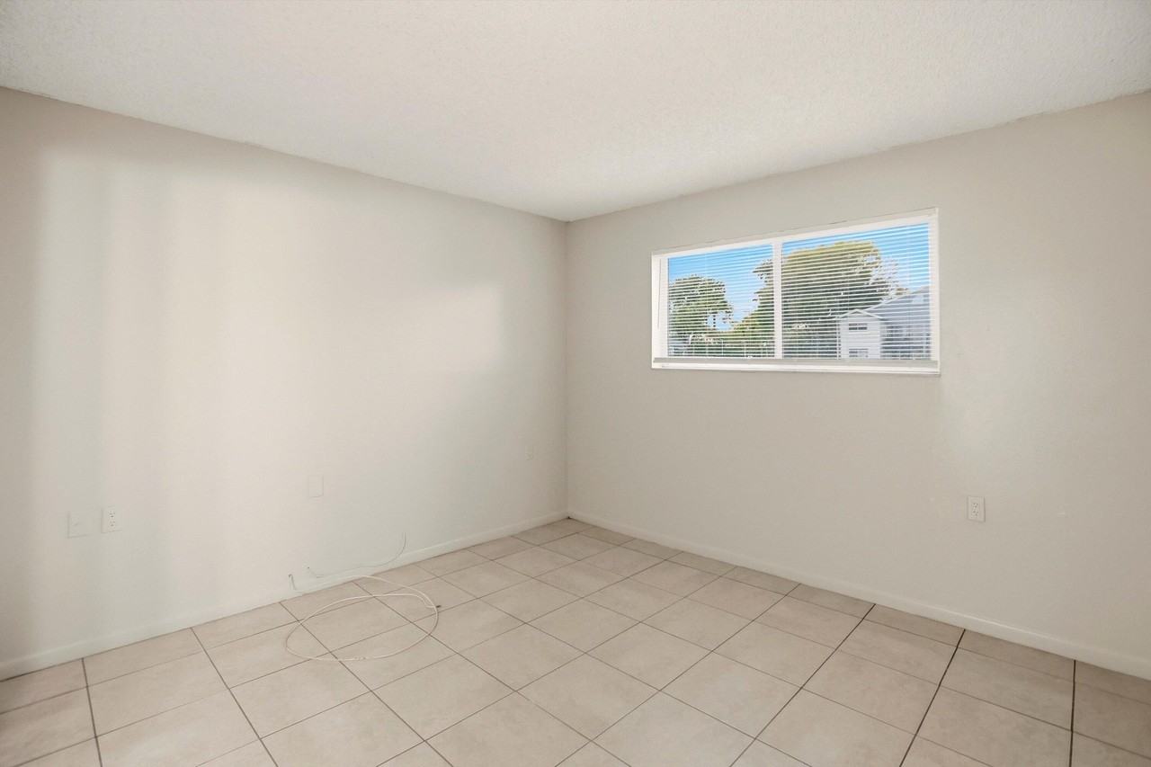 959 Lake Terry Dr Apt B - Photo 4 of 24