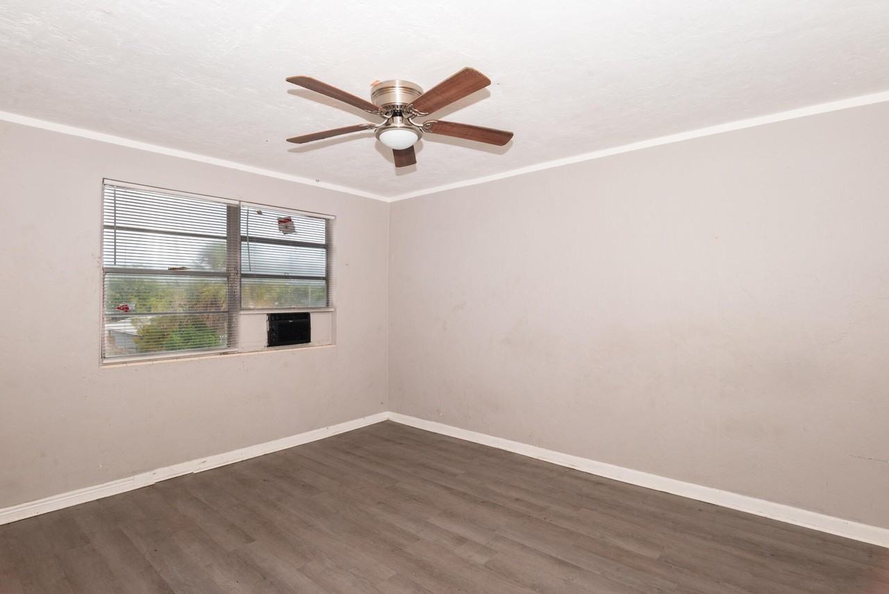 705 13th St Apt 4 - Photo 3 of 8