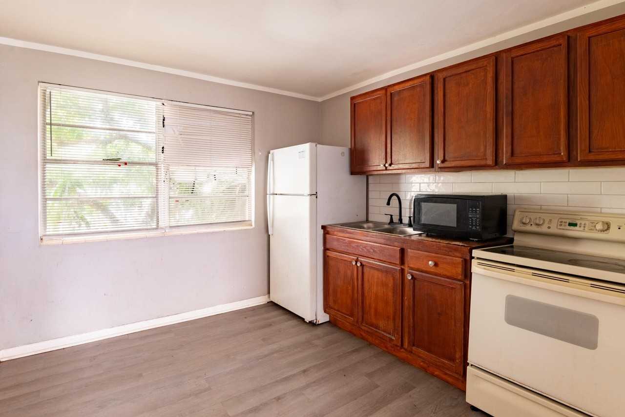 705 13th St Apt 4 - Photo 5 of 8