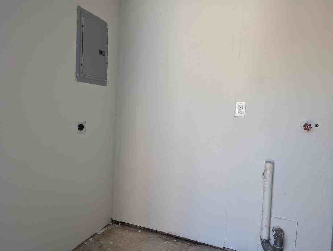 2736 Seneca Ave - Photo 6 of 12