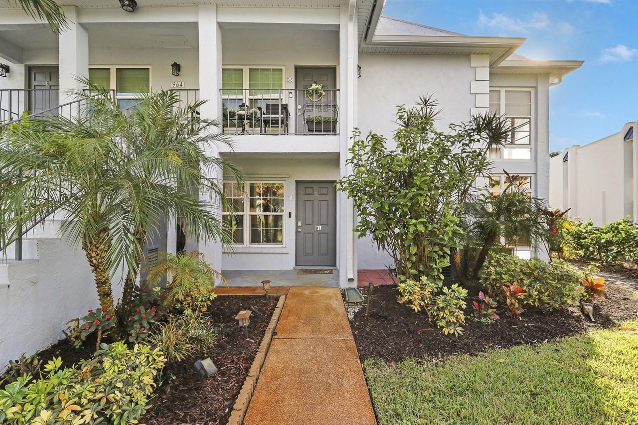 964 Nw Spruce Ridge Dr Apt D1 - Photo 2 of 33