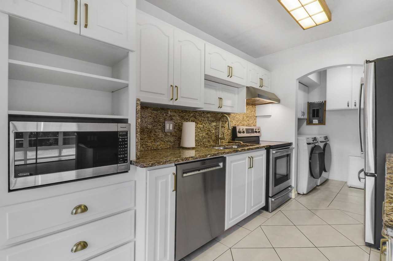 964 Nw Spruce Ridge Dr Apt D1 - Photo 4 of 33