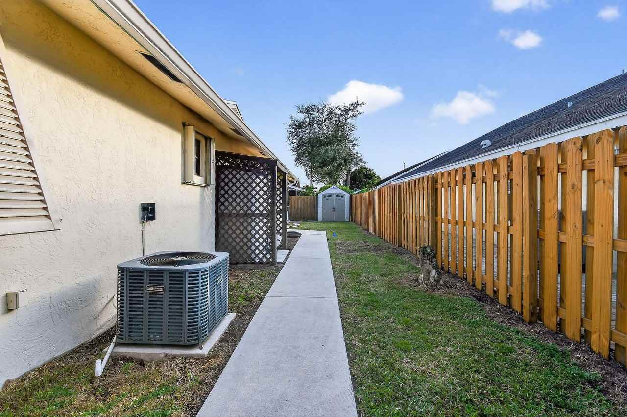 6016 Pompano St - Photo 5 of 44