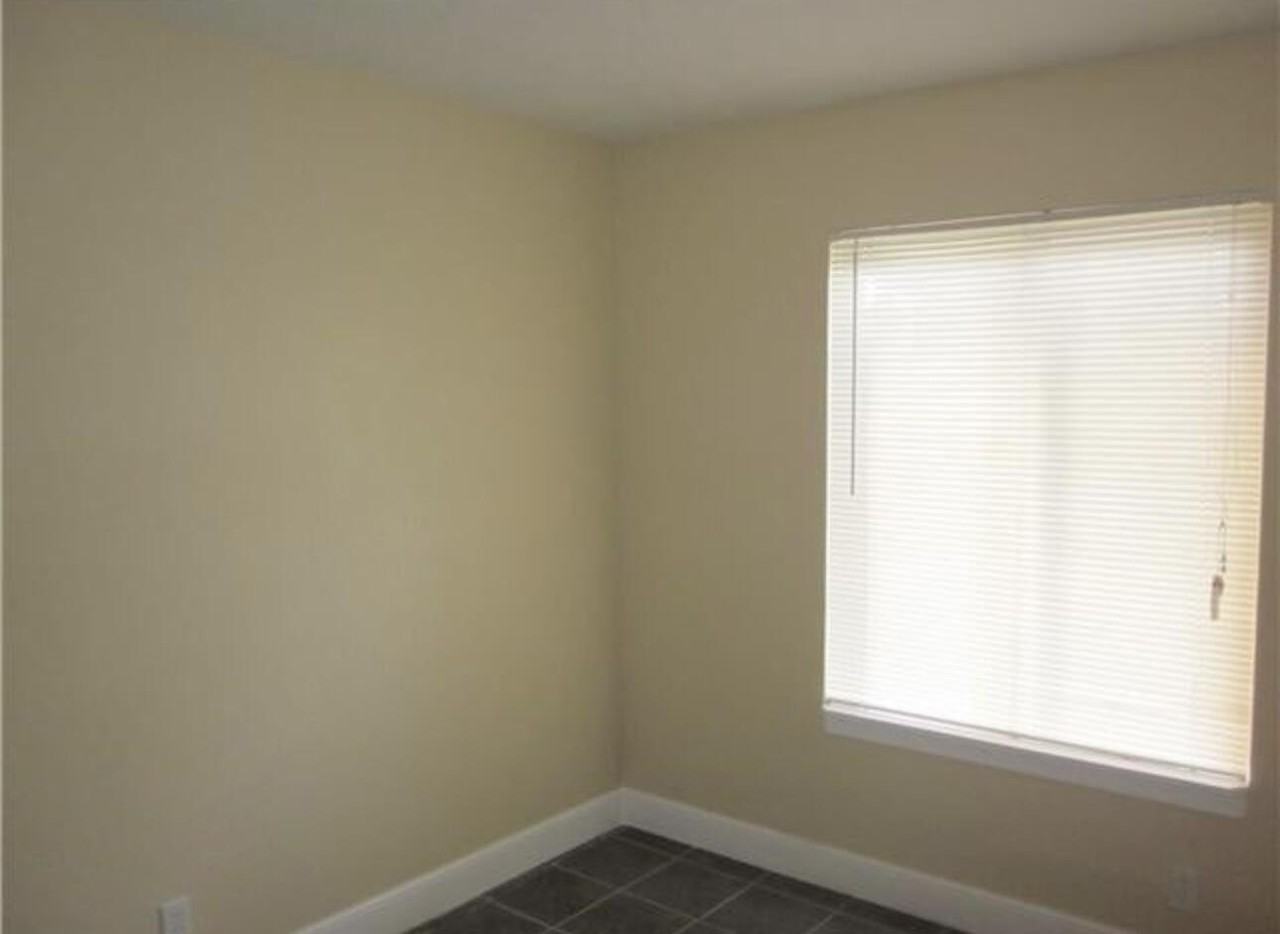 4215 S 57th Ave Apt C - Photo 5 of 12