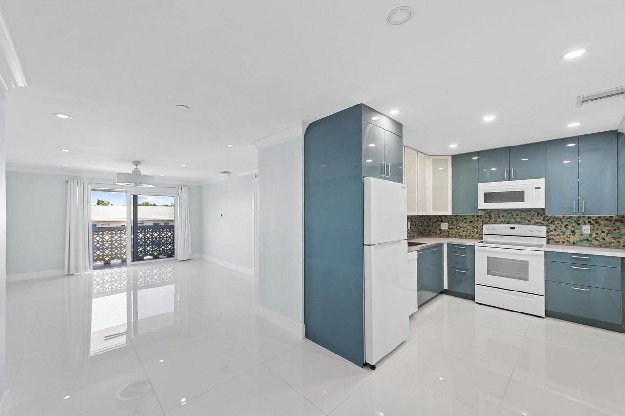 3220 Bayview Dr Apt 302 - Photo 3 of 18