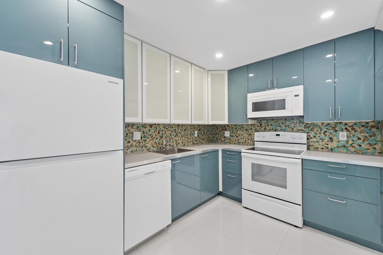 3220 Bayview Dr Apt 302 - Photo 4 of 18