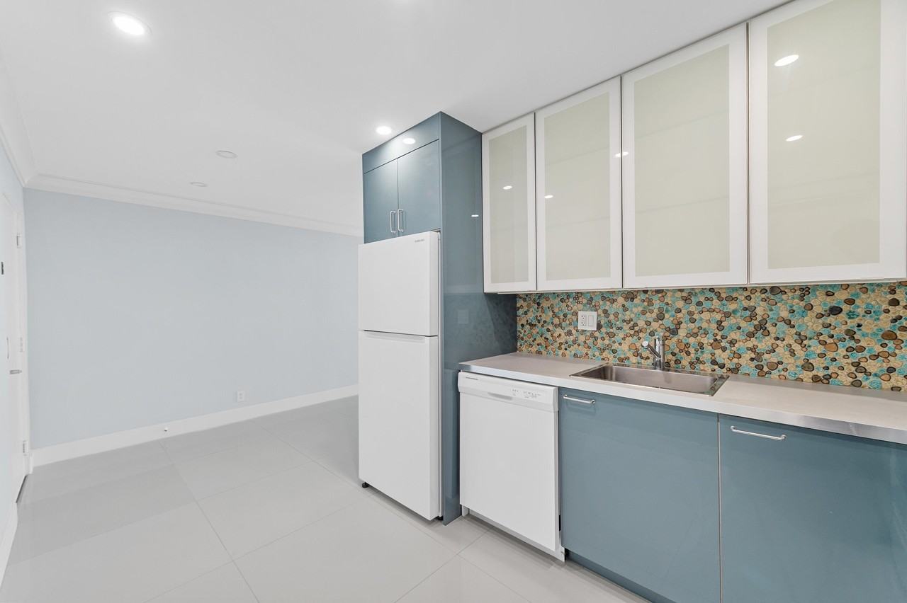 3220 Bayview Dr Apt 302 - Photo 5 of 18