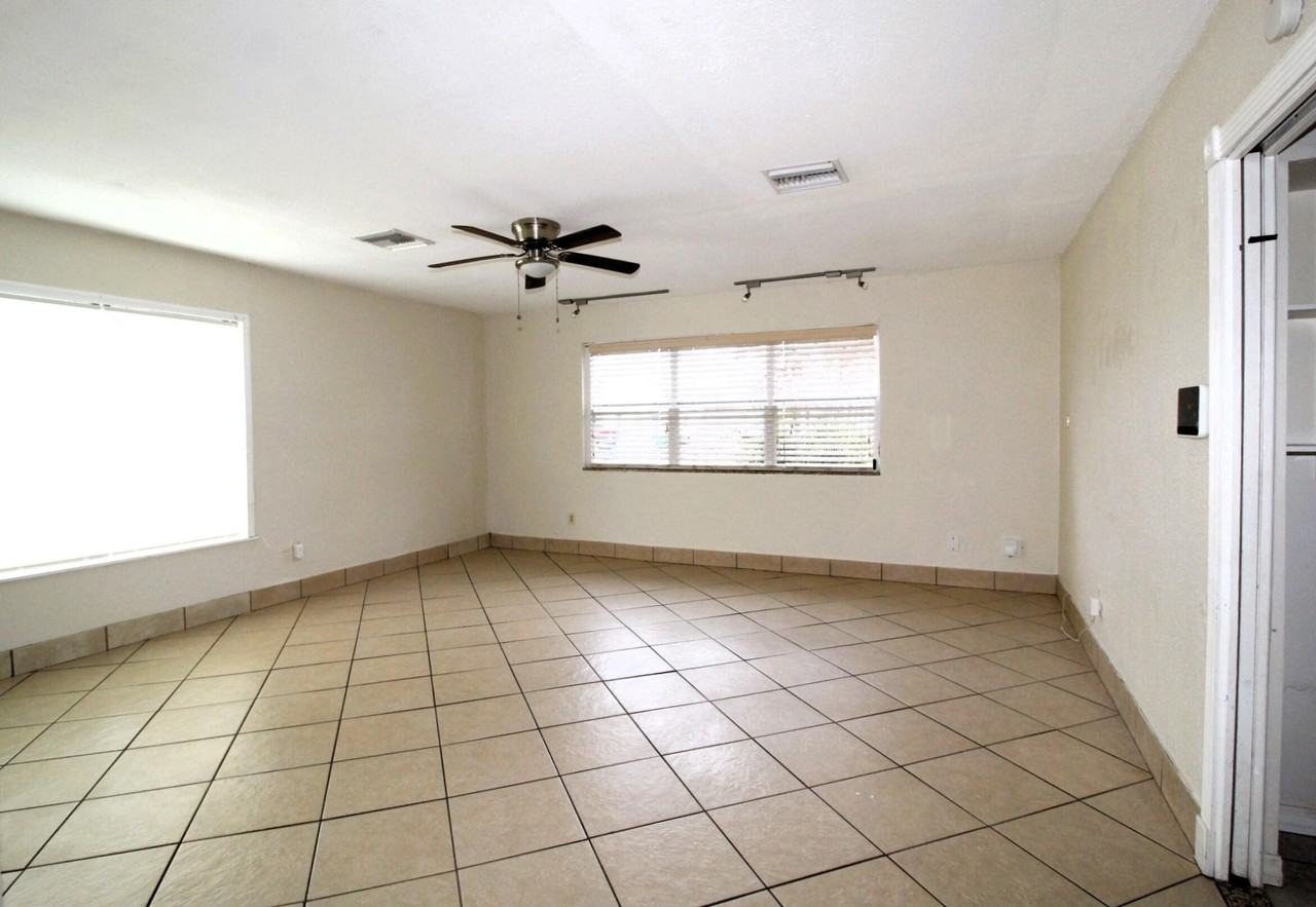 100 Se Celestia Ct - Photo 3 of 18