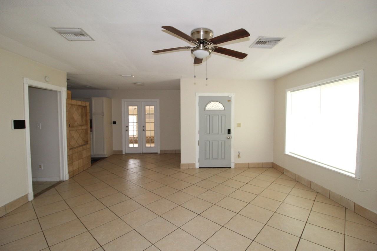 100 Se Celestia Ct - Photo 4 of 18