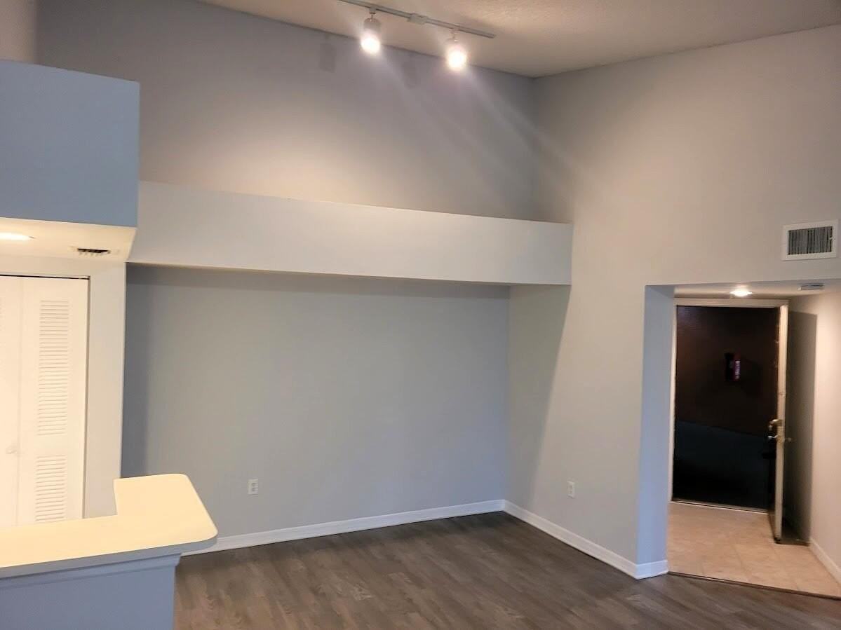 4197 N Haverhill Rd #212 - Photo 3 of 32