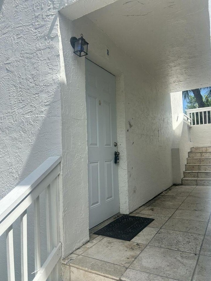 652 Hernando St Apt B - Photo 2 of 25