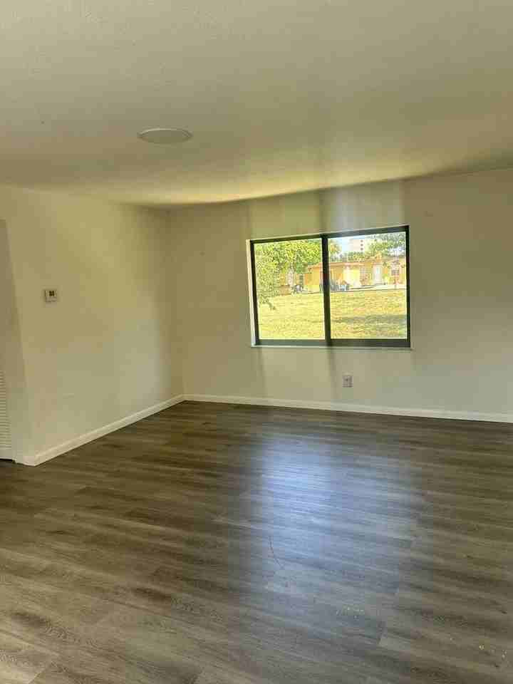 652 Hernando St Apt B - Photo 3 of 25