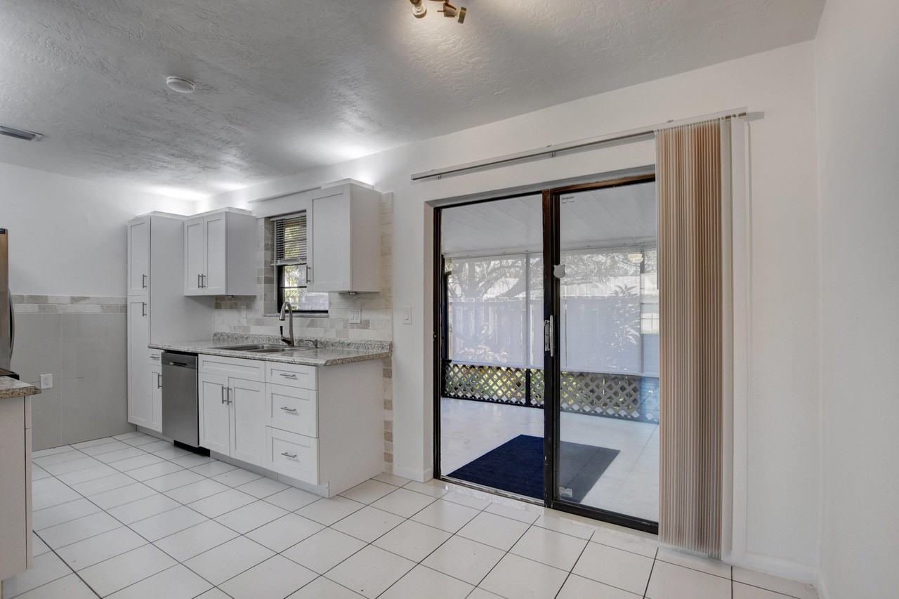 12449 Westhampton Cir - Photo 3 of 18