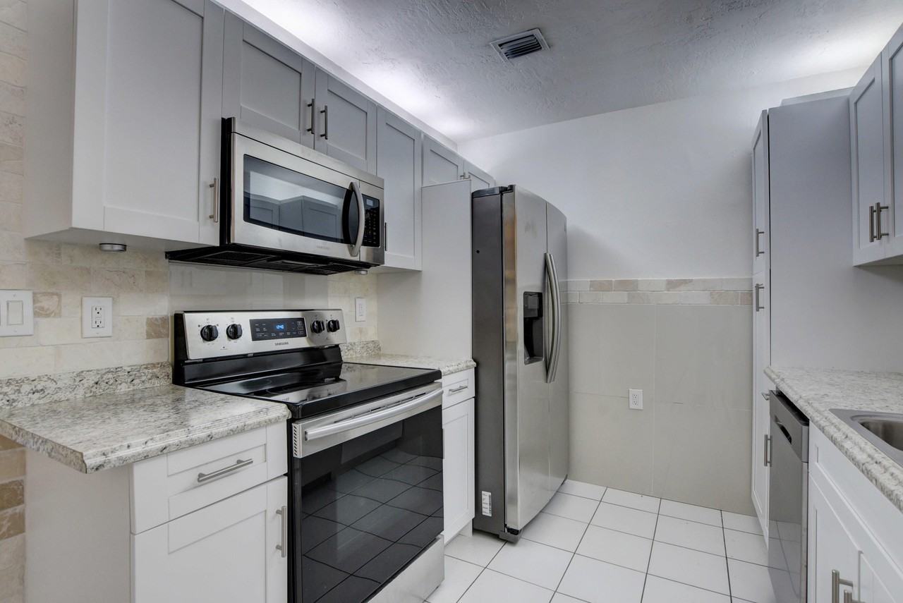 12449 Westhampton Cir - Photo 4 of 18