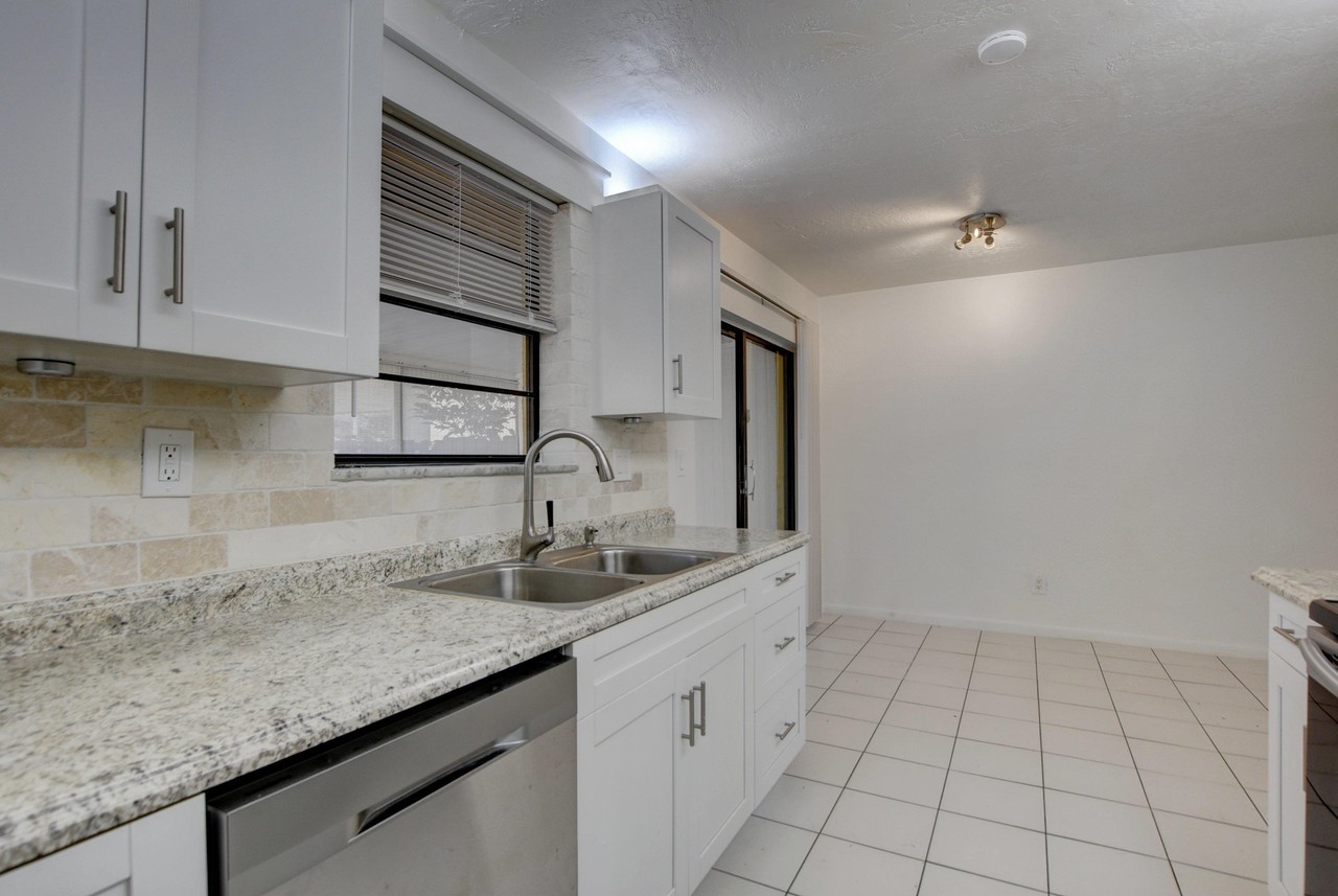 12449 Westhampton Cir - Photo 5 of 18
