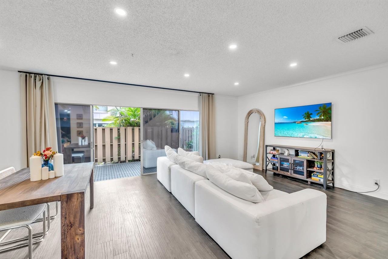 881 Nw 81st Way Unit 3 - Photo 6 of 29