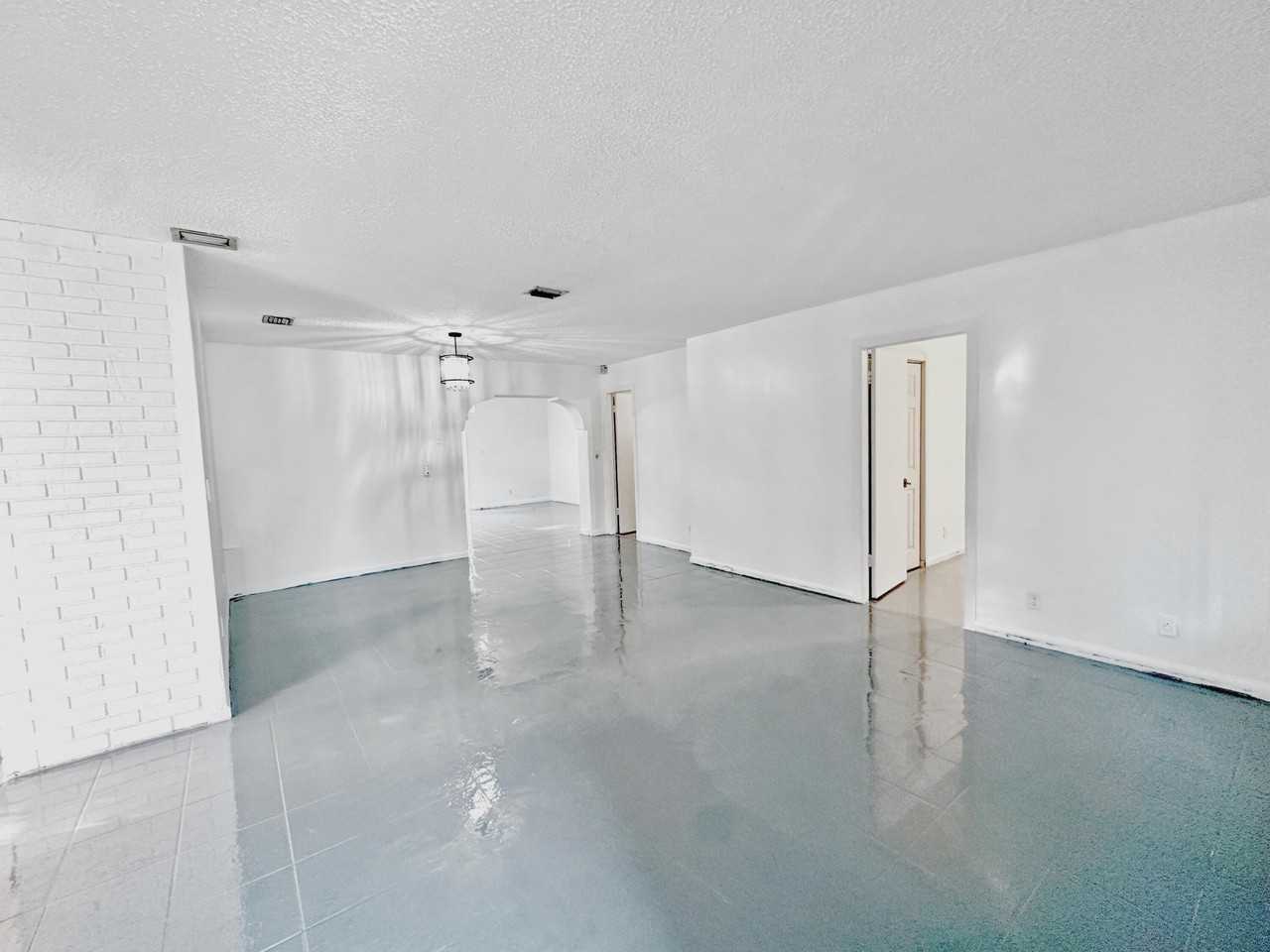 207 Huron Pl - Photo 2 of 9