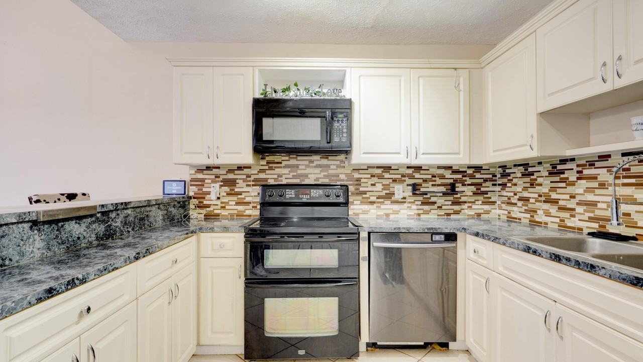 4782 Sunny Palm Cir Apt D - Photo 3 of 50