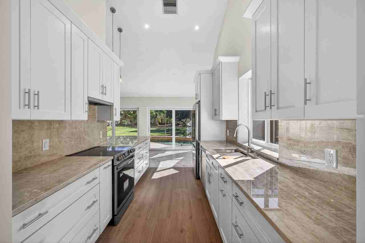 141 Cape Pointe Cir - Photo 4 of 31