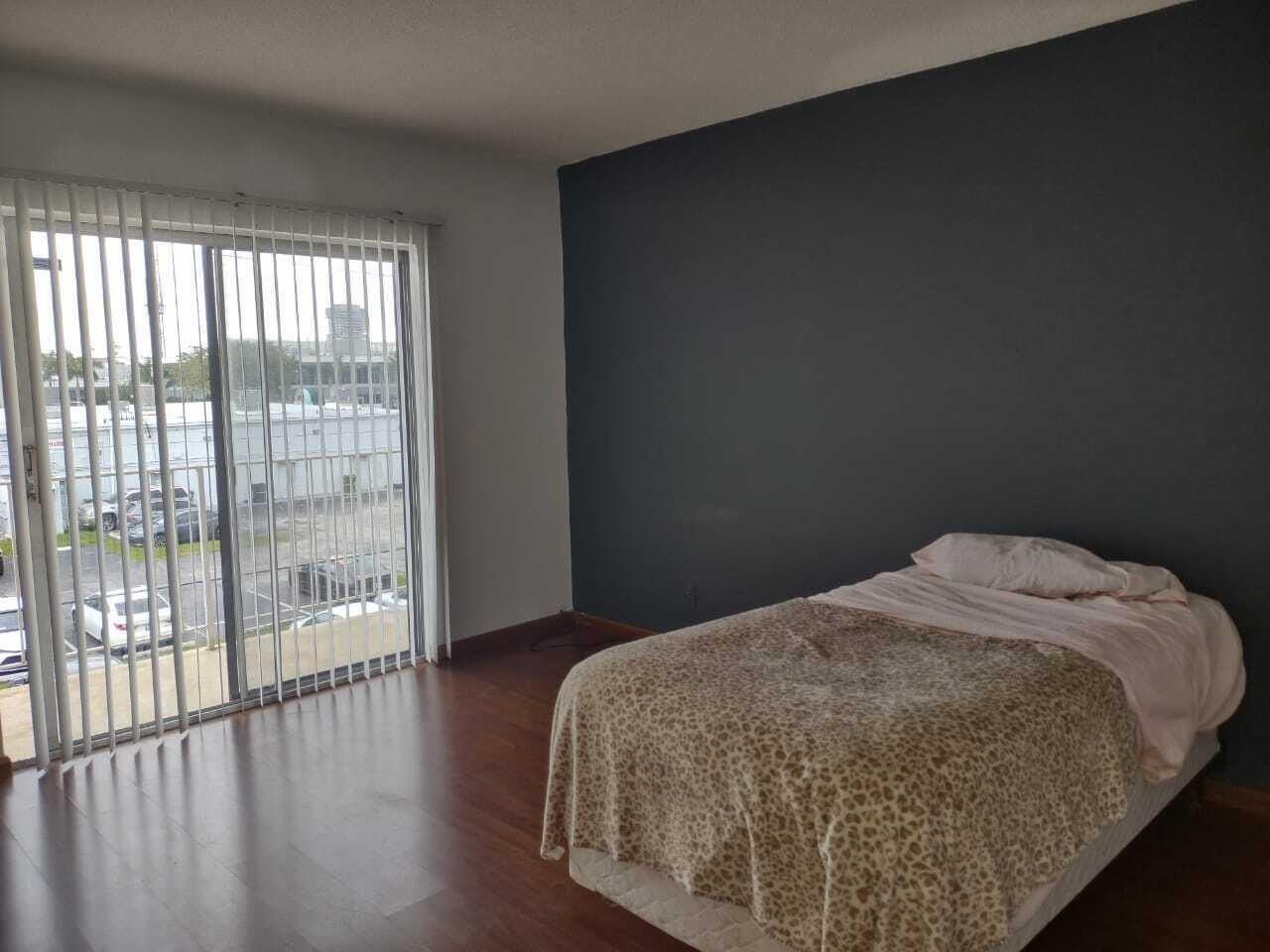 1100 Ne 1st Ct Apt 305 - Photo 3 of 7