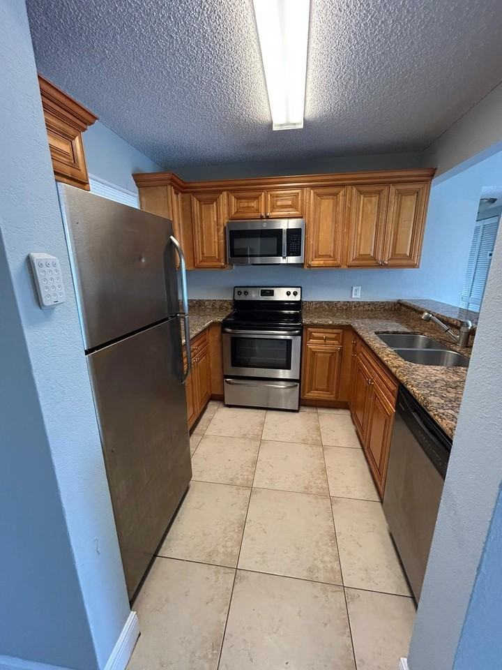 1493 Lake Crystal Dr Apt F - Photo 2 of 17