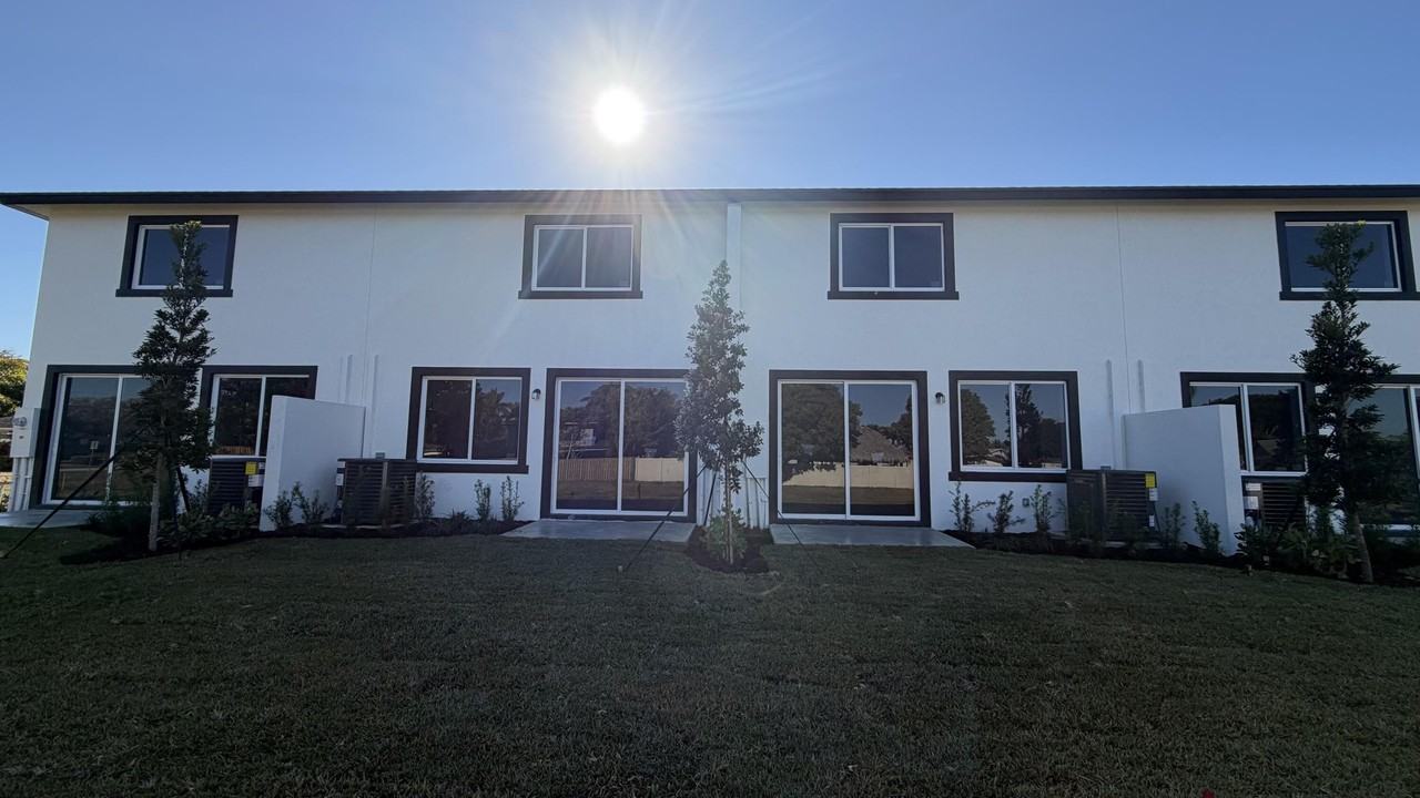 1112 White Pine Dr Unit 1114 - Photo 2 of 2