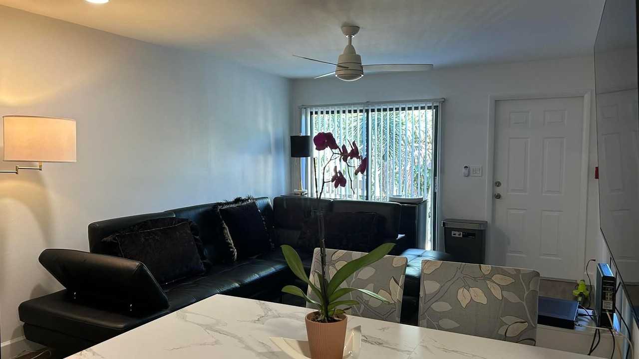 616 Executive Center Dr Unit 5201 - Photo 2 of 6