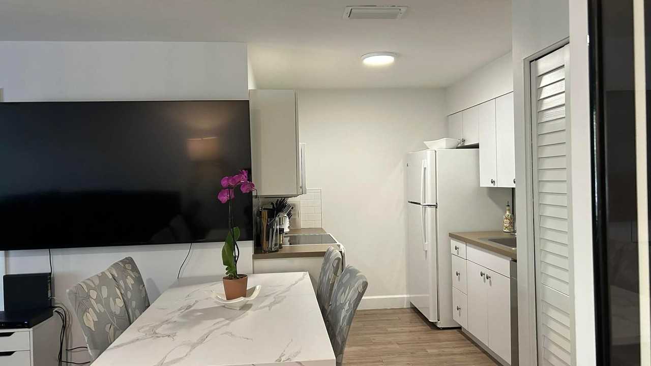 616 Executive Center Dr Unit 5201 - Photo 5 of 6