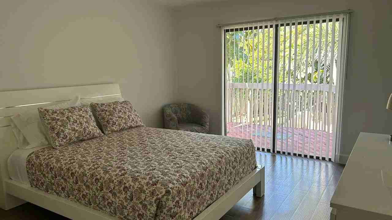 616 Executive Center Dr Unit 5201 - Photo 6 of 6