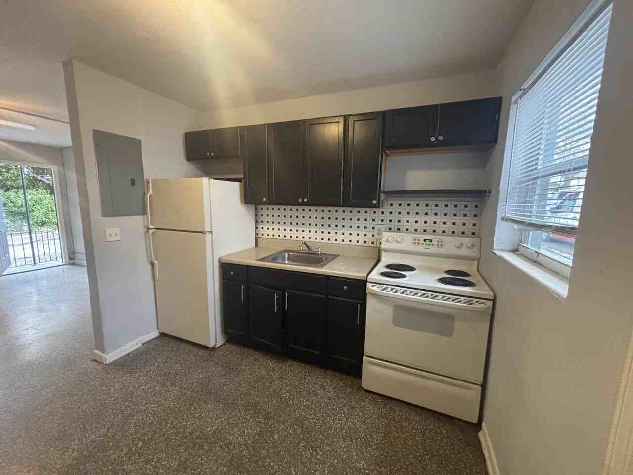 812 10th St Apt A - Photo 4 of 22