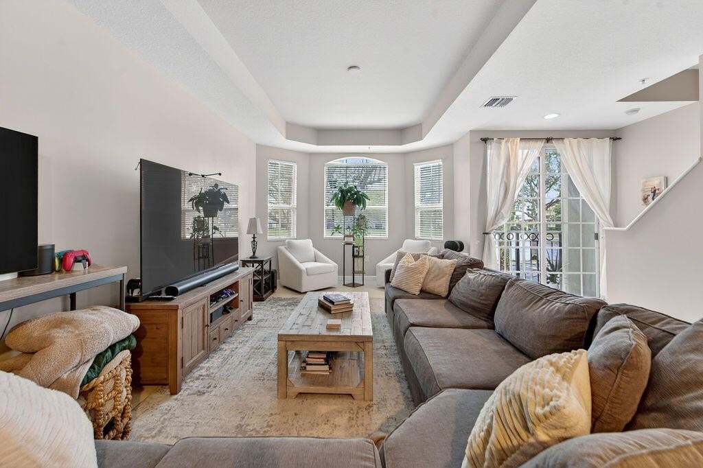 11860 Valencia Gardens Ave - Photo 4 of 38