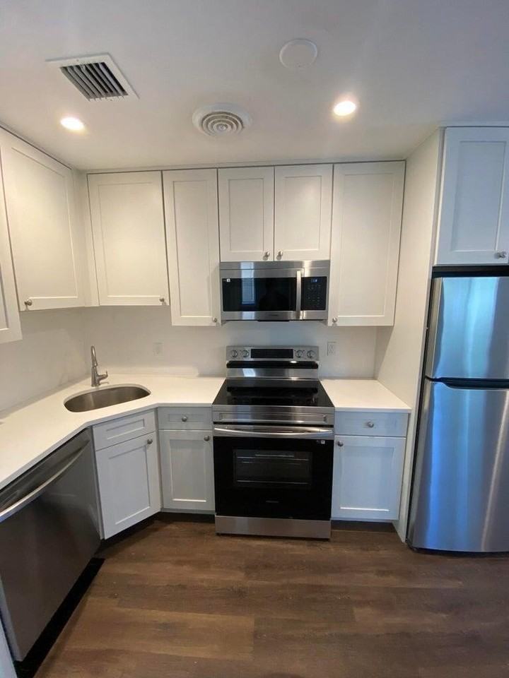 338 Walton Blvd Apt 4 - Photo 3 of 6