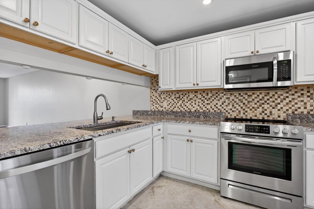 3503 Oaks Way Apt 405 - Photo 2 of 40