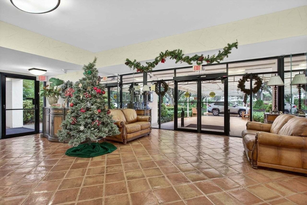 3503 Oaks Way Apt 405 - Photo 6 of 40