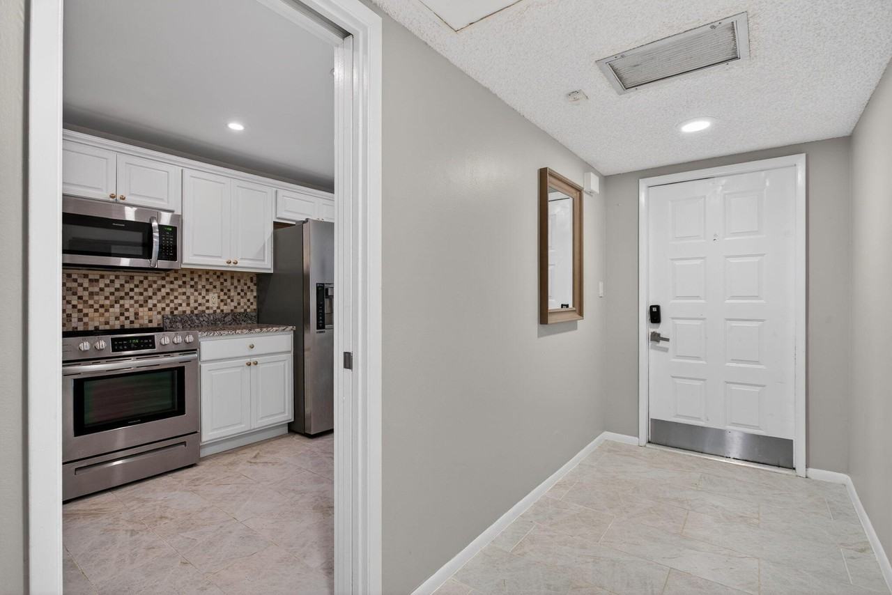 3503 Oaks Way Apt 405 - Photo 7 of 40