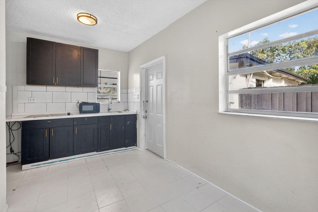 2640 Sw 6th Ct Unit 2 - Photo 5 of 18