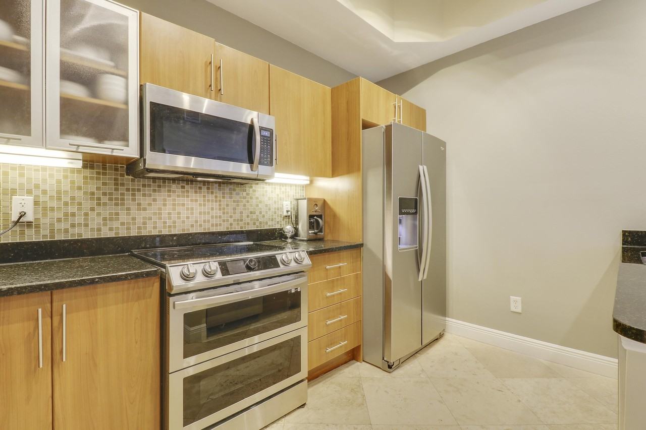 600 S Dixie Hwy Apt 405 - Photo 3 of 17