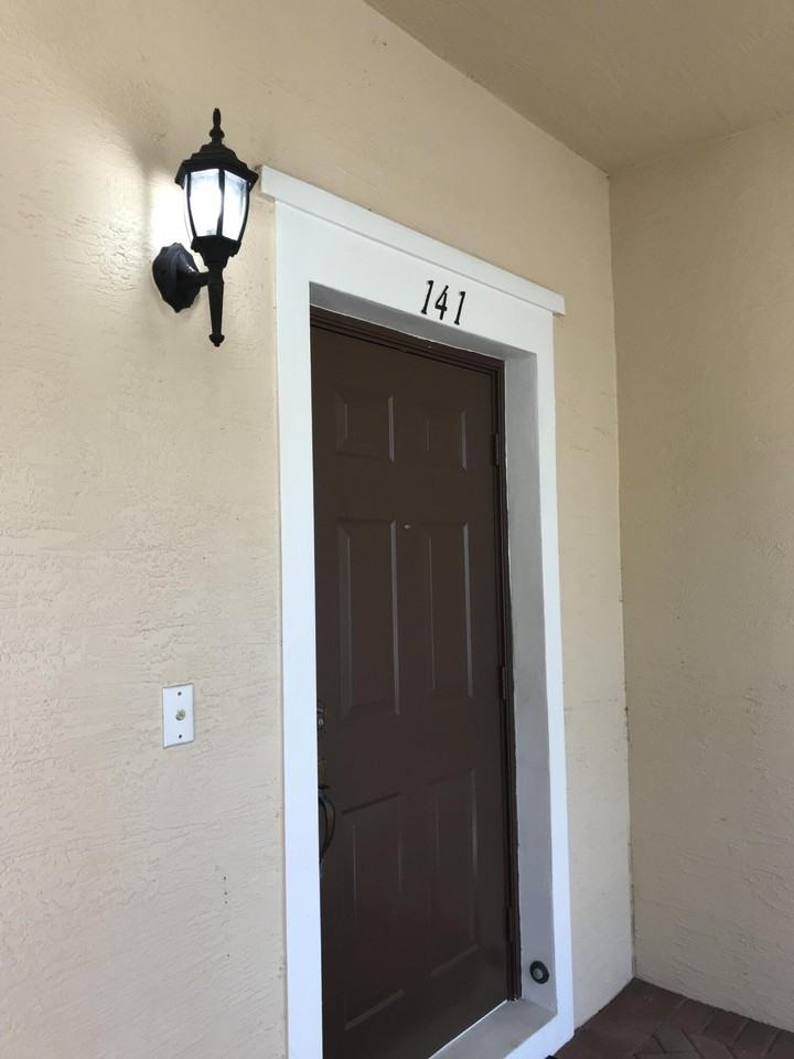 141 E Thatch Palm Cir