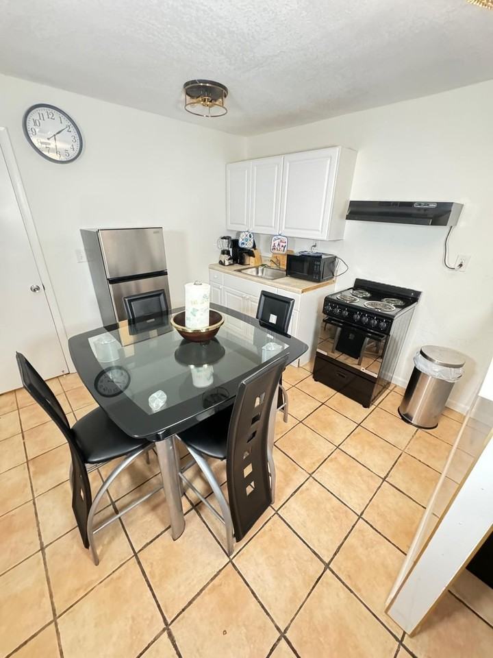 1430 Stacy St N Apt 4 - Photo 2 of 15