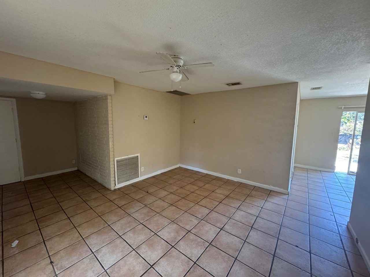 1430 Stacy St N Apt 1 - Photo 3 of 8