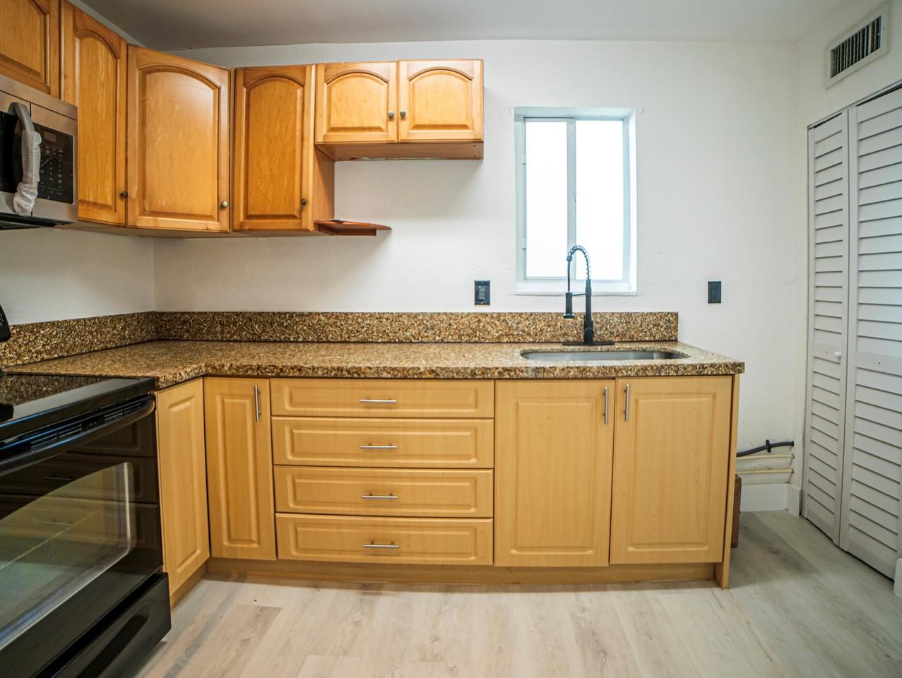 412 Columbus Pkwy Unit 2 - Photo 4 of 12