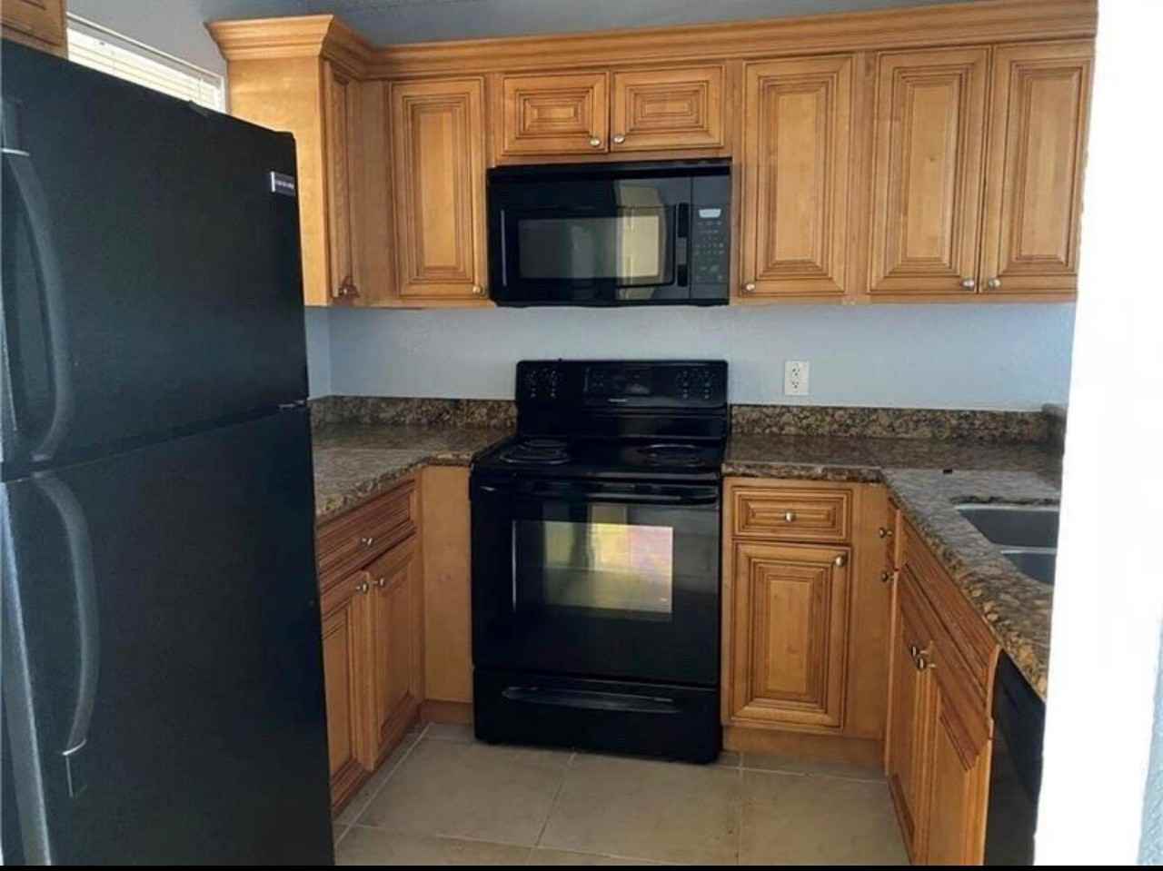 1455 Lake Crystal Dr Apt H - Photo 3 of 13