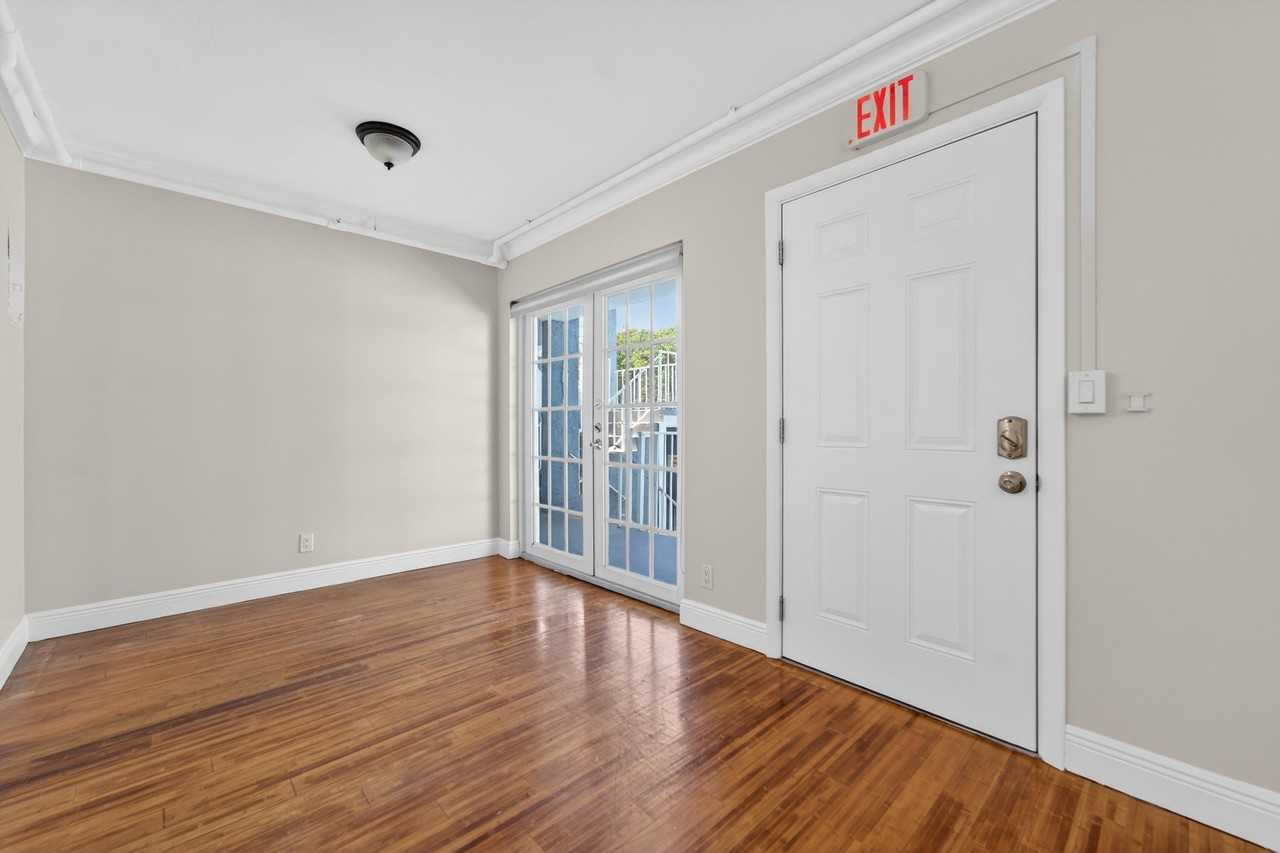 801 Andrews Ave Apt 9 - Photo 7 of 29