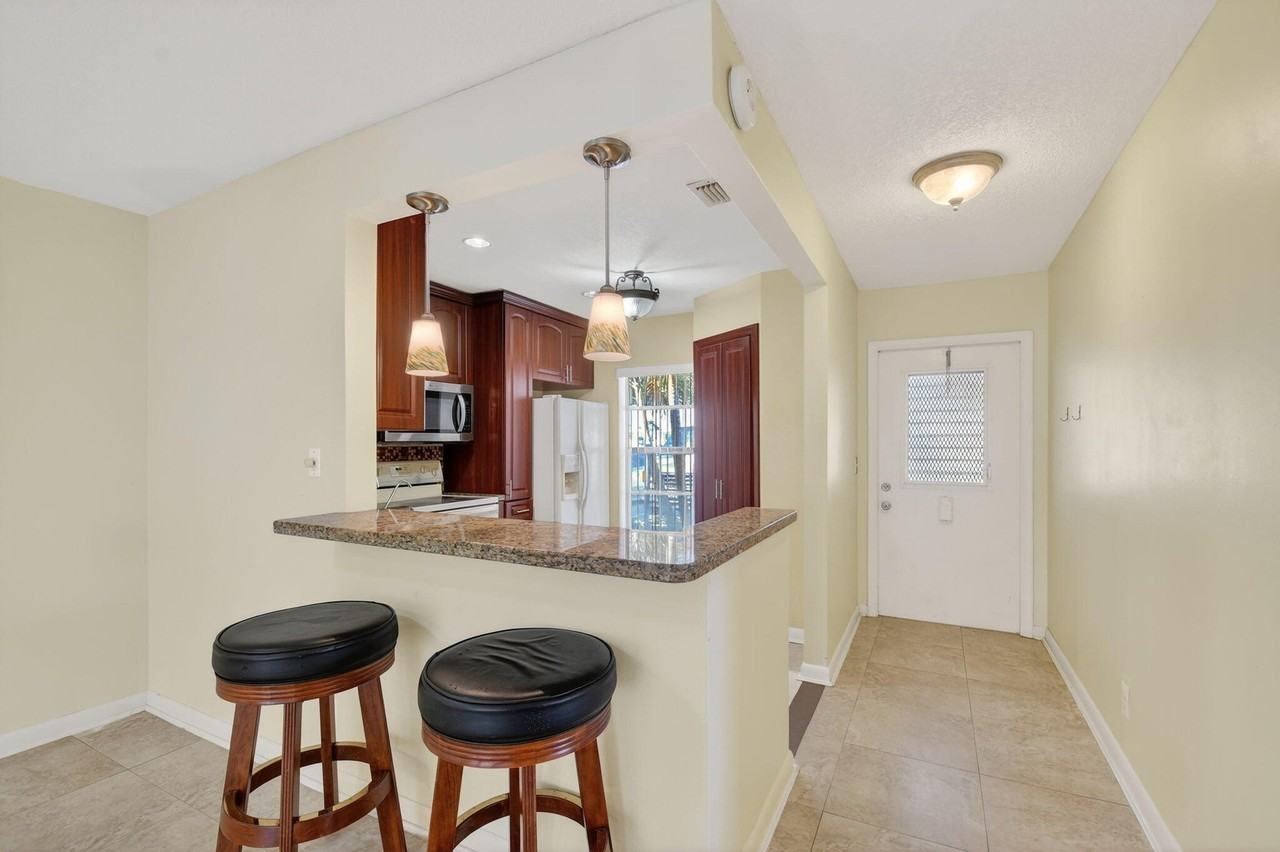 374 Bennington Ln - Photo 4 of 15