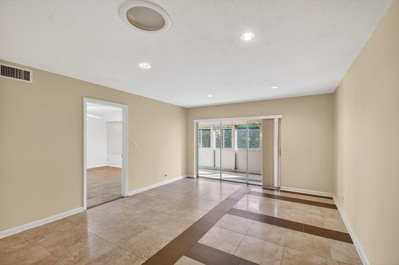 374 Bennington Ln - Photo 5 of 15